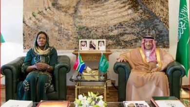 الخريجي يستعرض العلاقات الثنائية مع نائبة وزير العلاقات الدولية بجنوب افريقيا