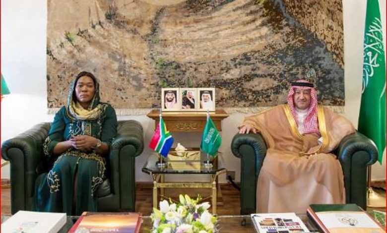 الخريجي يستعرض العلاقات الثنائية مع نائبة وزير العلاقات الدولية بجنوب افريقيا