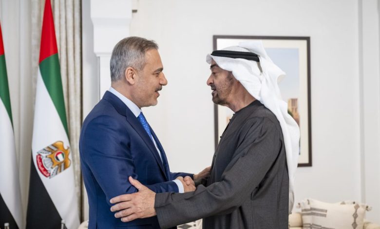 بالصور.. رئيس الدولة يبحث مع وزير الخارجية التركي العلاقات الاستراتيجية بين البلدين