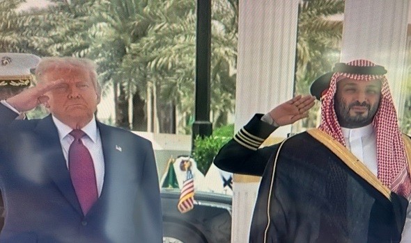 ترامب يعلن من الرياض رفع العقوبات عن سوريا استجابة لطلب ولي العهد السعودي