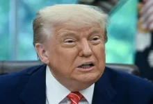 ترامب يهدد بفرض رسم جمركي 25% على آبل ما لم تصنع هواتف آيفون في الولايات المتحدة