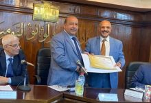 تكريم عميد الدراعمة في الاحتفال بمئوية جامعة القاهرة