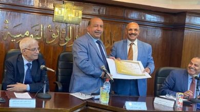 تكريم عميد الدراعمة في الاحتفال بمئوية جامعة القاهرة