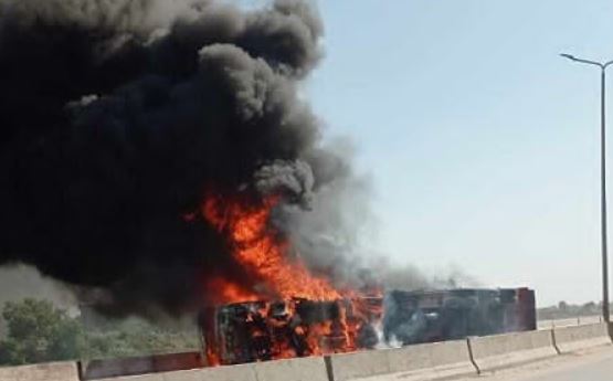 حريق يلتهم سيارة زيت طعام في الشرقية