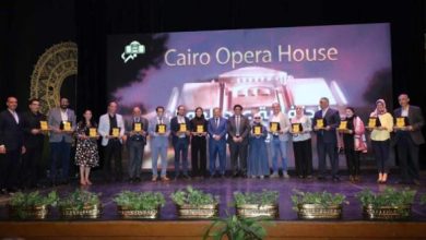 رئيس الأوبرا يكرم عددا من الفنانين والإداريين بمناسبة عيد العمال