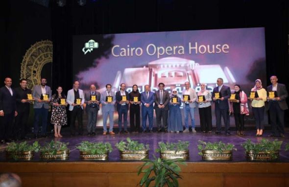 رئيس الأوبرا يكرم عددا من الفنانين والإداريين بمناسبة عيد العمال