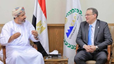 رئيس الجهاز المركزي للتنظيم والإدارة يبحث مع وزير العمل العماني تعزيز التعاون المشترك
