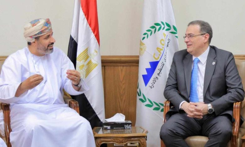رئيس الجهاز المركزي للتنظيم والإدارة يبحث مع وزير العمل العماني تعزيز التعاون المشترك