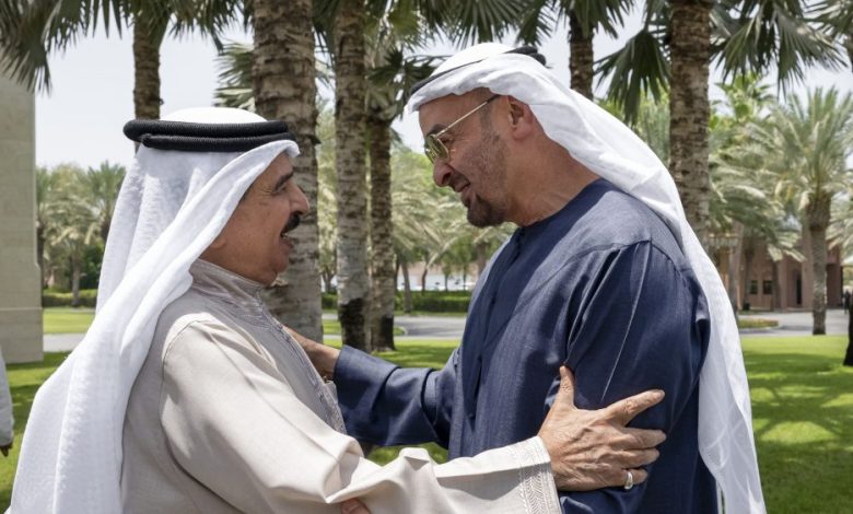 رئيس الدولة يزور ملك البحرين في مقر إقامته في أبوظبي
