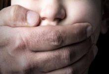 ربة منزل تتهم نجارا بخطف ابنها وتخديره داخل شقة بأسوان