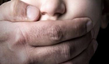 ربة منزل تتهم نجارا بخطف ابنها وتخديره داخل شقة بأسوان