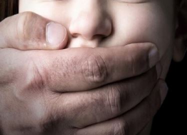 ربة منزل تتهم نجارا بخطف ابنها وتخديره داخل شقة بأسوان
