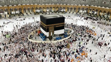 رفع كسوة الكعبة استعداداً لموسم الحج