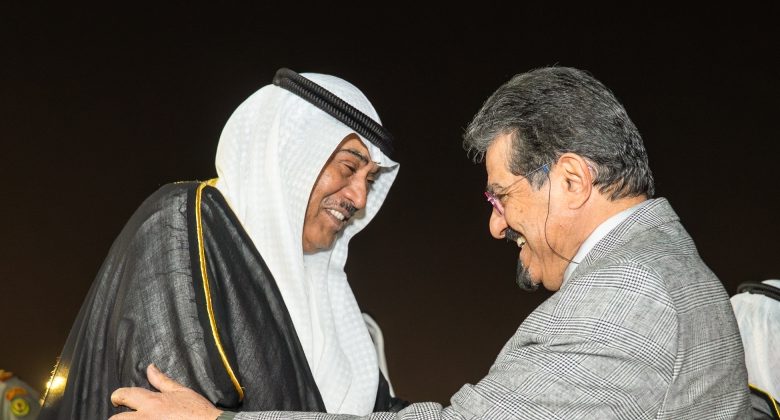 سمو ولي العهد في مقدمة مستقبلي رئيس الوزراء لدى عودته إلى أرض الوطن