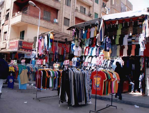 سوق البالة في مصر.. ملجأ للمواطنين وتهديد للمصانع المحلية