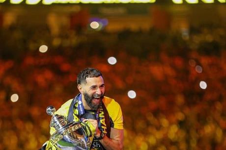 عاجل : تصريح ناري من بنزيما بعد تحقيق أول ألقابه مع الاتحاد السعودي