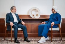 عبدالله بن زايد يبحث مع وزير خارجية إيران مستجدات المحادثات بين الولايات المتحدة وإيران