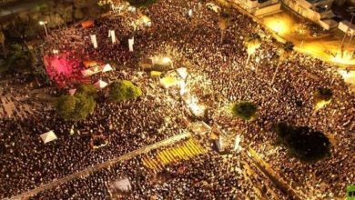 عشرات الآلاف يشاركون في مظاهرة ضد نتنياهو في "تل أبيب": الضغط العسكري يقتل الأسرى 