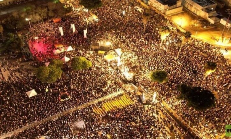 عشرات الآلاف يشاركون في مظاهرة ضد نتنياهو في "تل أبيب": الضغط العسكري يقتل الأسرى