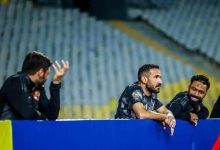 علي معلول يغادر الملعب غاضبا بعد هدف فوز الأهلي المصري على البنك الأهلي