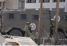 فلسطين.. الاحتلال يعتقل مُسنا وطفلا من بيت أمر شمال الخليل