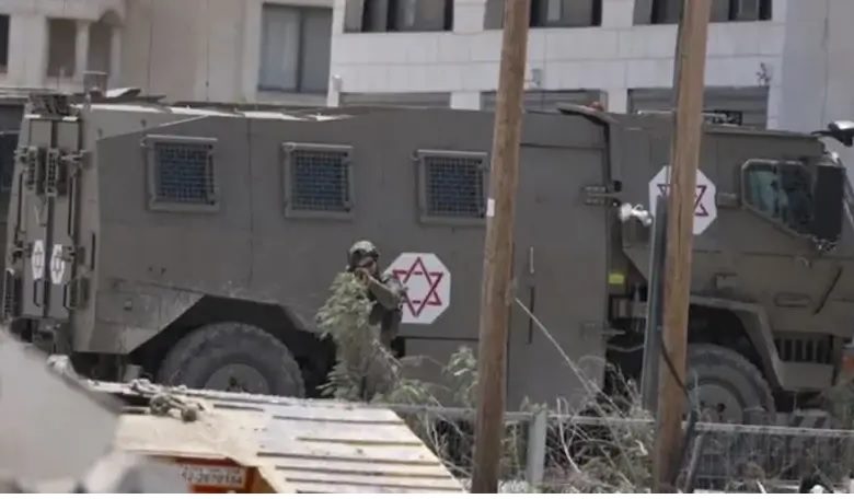 فلسطين.. الاحتلال يعتقل مُسنا وطفلا من بيت أمر شمال الخليل