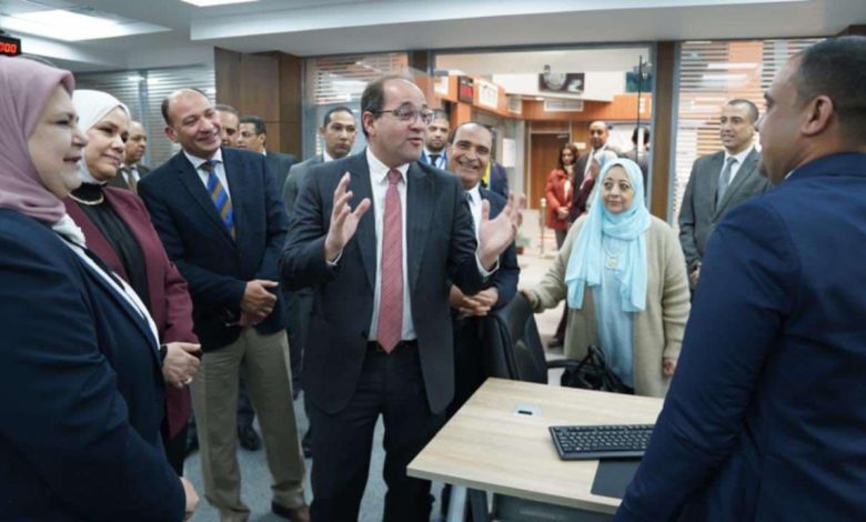 في جولات ميدانية.. وزير المالية يتحاور مع الممولين والموظفين بالمراكز والمأموريات الضريبية