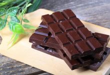ما علاقة عنصر الثيوبرومين الموجود في الشوكولاتة بتحسين المزاج؟