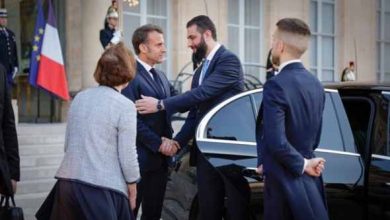 ماكرون يؤكد رفع العقوبات الأوروبية تدريجياً عن سوريا ويسلط الضوء على دور أميركا في تسهيل العودة للاجئين