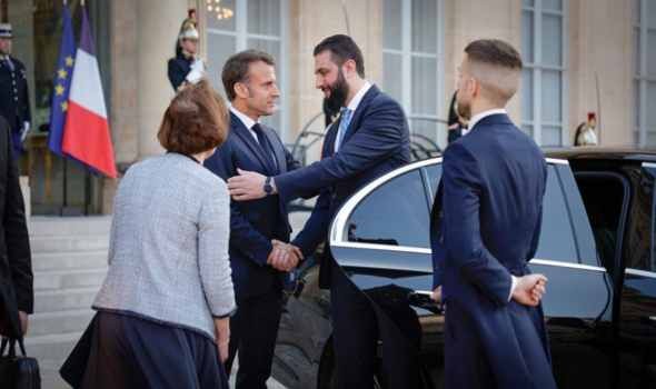 ماكرون يؤكد رفع العقوبات الأوروبية تدريجياً عن سوريا ويسلط الضوء على دور أميركا في تسهيل العودة للاجئين