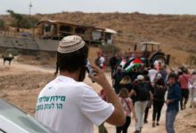 مستوطنون إسرائيليون يهاجمون قرى في الضفة الغربية وإصابة عدة أشخاص