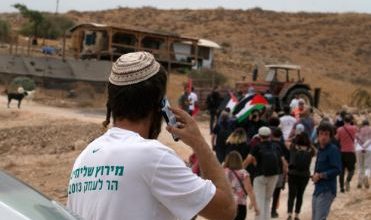 مستوطنون إسرائيليون يهاجمون قرى في الضفة الغربية وإصابة عدة أشخاص
