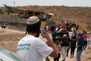 مستوطنون إسرائيليون يهاجمون قرى في الضفة الغربية وإصابة عدة أشخاص
