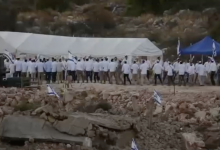 مستوطنون يؤدون طقوسًا تلمودية استفزازية غرب سلفيت