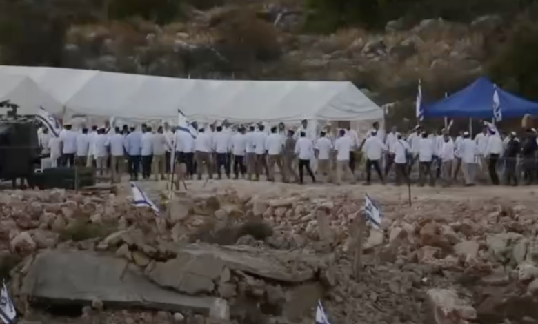 مستوطنون يؤدون طقوسًا تلمودية استفزازية غرب سلفيت