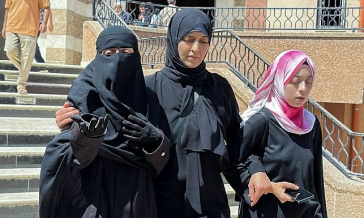 مقدم برامج شهير يتعاطف مع الطبيبة آلاء النجار بعد ساعات من مغادرته “بي بي سي”