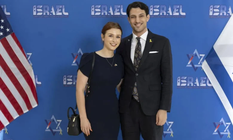من هما موظفا السفارة الإسرائيلية اللذان قُتلا رمياً بالرصاص قبل أيام من خطوبتهما؟