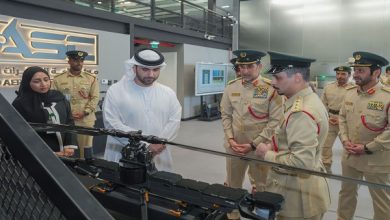 منصور بن محمد يشيد بجهود شرطة دبي خلال زيارة مركز أنظمة الطائرات المسيّرة