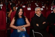 منى زكي بعد حصدها جائزة أحسن ممثلة بمهرجان المركز الكاثوليكي: وسام أعتز به في مسيرتي