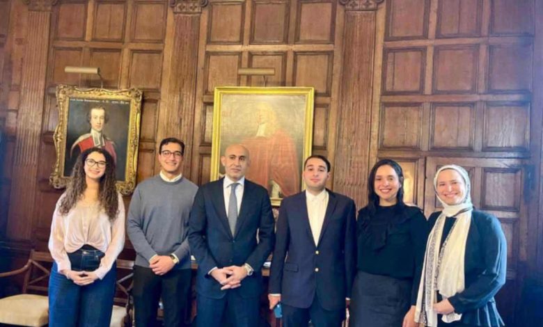 وزير التعليم يلتقي عددا من الطلاب المصريين بجامعة كامبريدج: نماذج مشرفة للدولة المصرية بالخارج