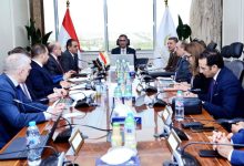 وزير التموين يبحث مع وفد روسي وتحالف تقني دولي تطبيق نظام لتتبع السلع الاستراتيجية