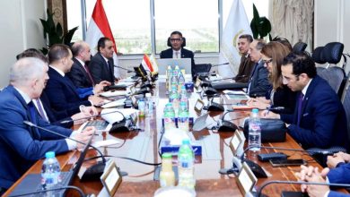 وزير التموين يبحث مع وفد روسي وتحالف تقني دولي تطبيق نظام لتتبع السلع الاستراتيجية