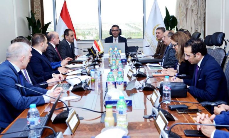 وزير التموين يبحث مع وفد روسي وتحالف تقني دولي تطبيق نظام لتتبع السلع الاستراتيجية