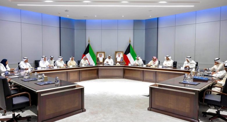وزير الخارجية يبحث مع مساعديه تعزيز العمل بما يتواكب مع توجيهات القيادة السياسية