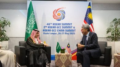وزير الخارجية يبحث مع نظيره الماليزي تكثيف التعاون والتنسيق الثنائي في كوالالمبور