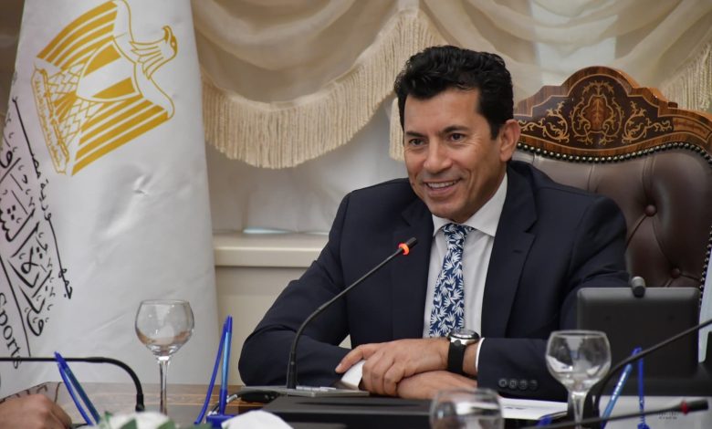 وزير الرياضة يبحث مع رئيس الاتحاد الدولي للسلاح سبل تعزيز التعاون المشترك