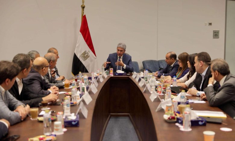 وزير السياحة يتابع تطوير منظومة التشغيل التجريبي للخدمات السياحية بمنطقة أهرامات الجيزة