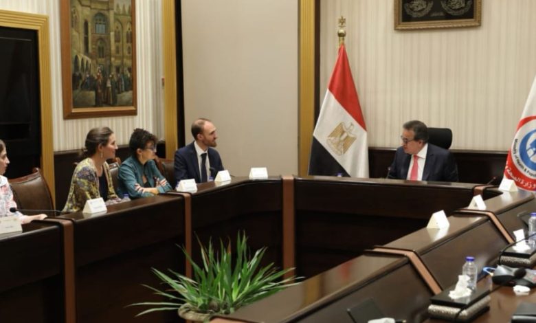 وزير الصحة يناقش مع رئيس بعثة منظمة أطباء بلا حدود التعاون المشترك في المجالات الصحية والإنسانية