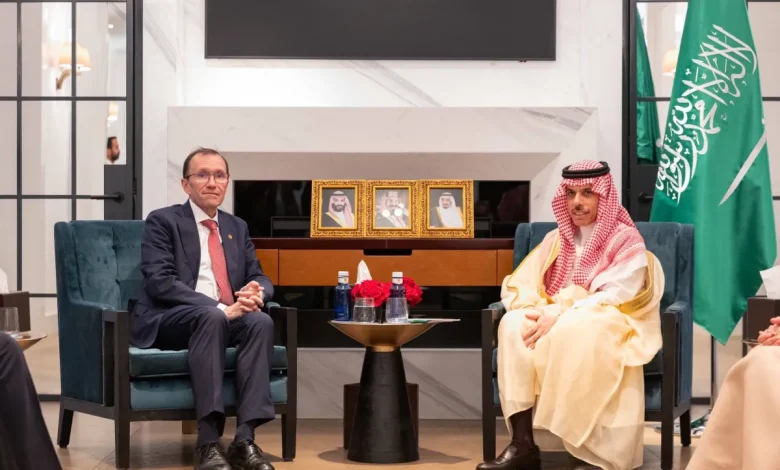 وزيرا خارجية السعودية والنرويج يناقشان مستجدات غزة والضفة الغربية
