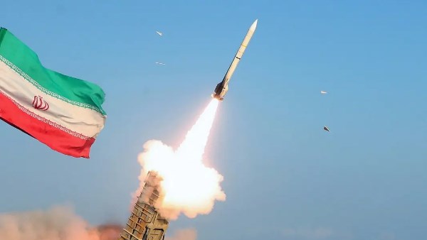 أمير قطر يدين خلال اتصال هاتفي مع الرئيس الإيراني القصف الذي تعرضت له قاعدة العديد